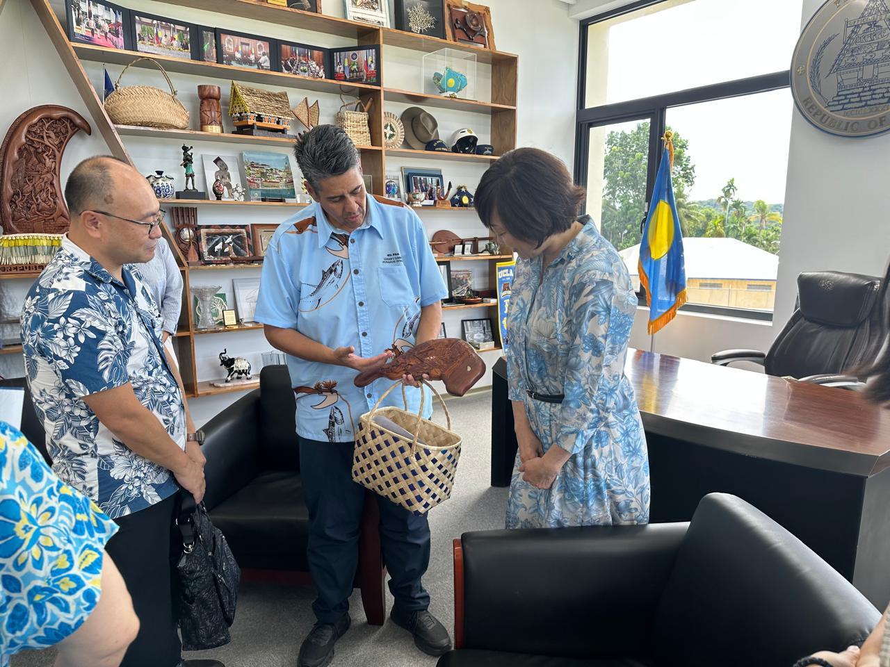 President Surangel S. Whipps, Jr. shares the history of the itabori with Japan&#039;s former First Lady Akie Abe. 