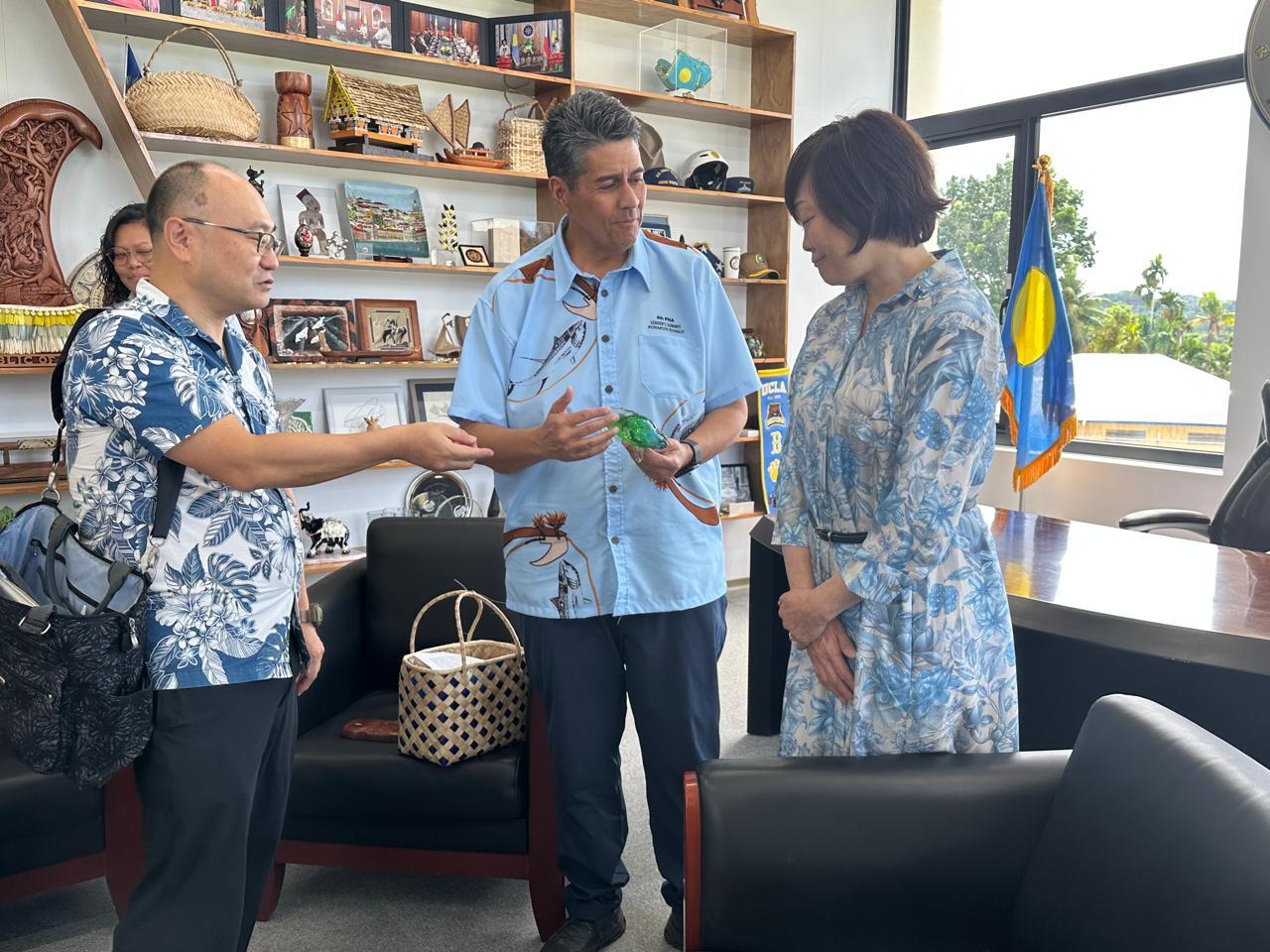 President Surangel S. Whipps, Jr. presents gifts to former First Lady Akie Abe. 